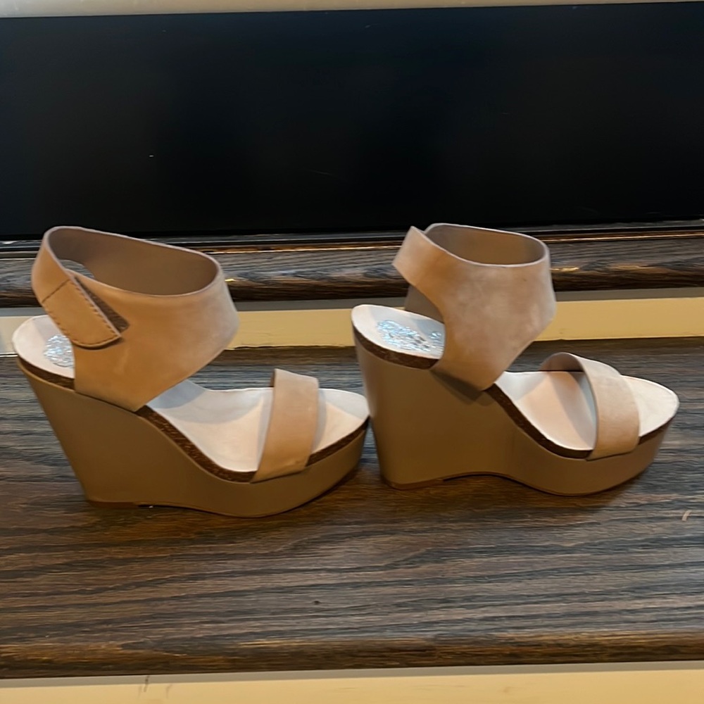 Tan Vince Camino brand new never worn sandal size 6